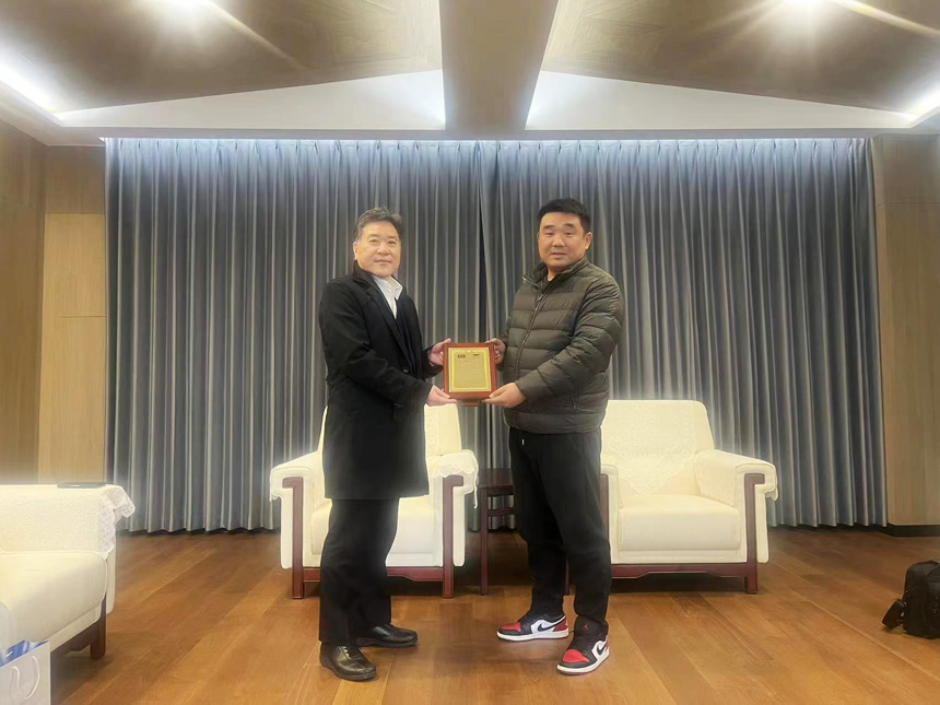 OTC海外事業(yè)部長(zhǎng)，中國(guó)區(qū)董事長(zhǎng)、副總、機(jī)器人部部長(zhǎng)，營(yíng)業(yè)擔(dān)當(dāng)親自頒獎(jiǎng)